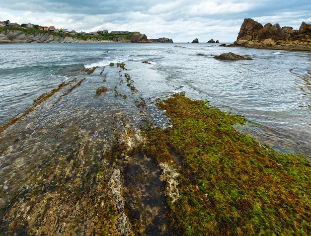 Zdjęcie arnia beach (hiszpania) krajobraz wybrzeża oceanu atlantyckiego.