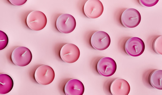 Zdjęcie aroma mini gradient świece wzór na różowym tle spa piękno płaska koncepcja