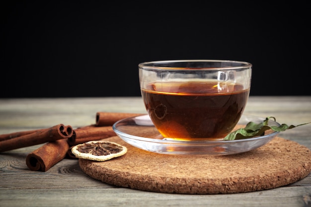 Aromatyczna gorąca cynamonowa herbata na drewnianym stole