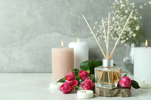 Aromatyczna koncepcja z dyfuzorem, kwiatami i świecami