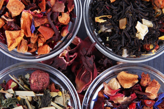 Aromatyczna sucha herbata w miseczkach z bliska