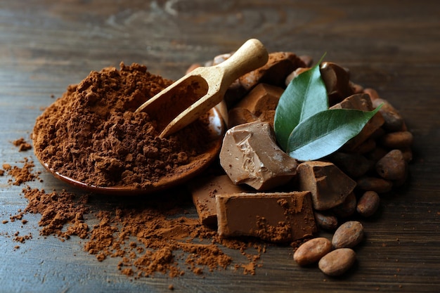 Aromatyczne kakao i czekolada na drewnianym tle z bliska