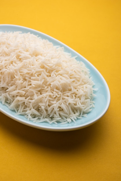 Aromatyczny, gotowany zwykły ryż Long Basmati to indyjskie danie główne, podawane w misce. selektywne skupienie