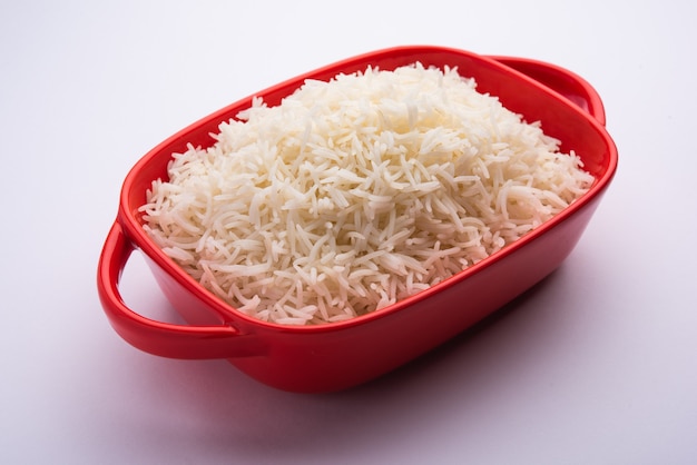 Aromatyczny, gotowany zwykły ryż Long Basmati to indyjskie danie główne, podawane w misce. selektywne skupienie