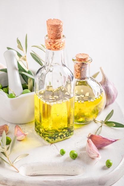 Aromatyczny i zdrowy olejek z ziołami i czosnkiem