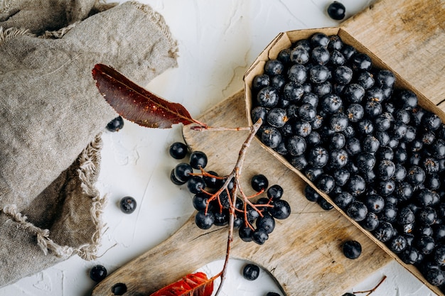 Aronia (aronia Melanocarpic) Na Drewnianym Stole.