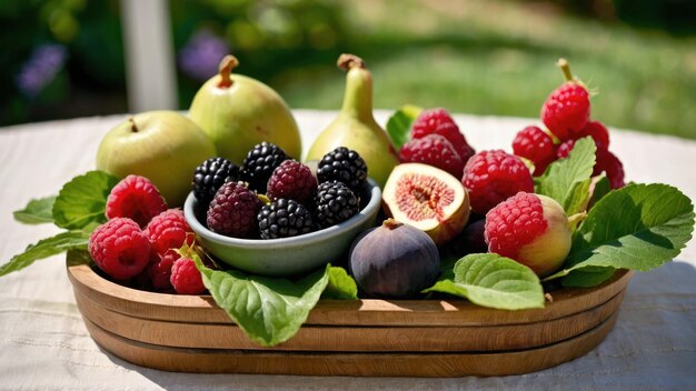 Zdjęcie arrangement świeżych owoców z owocami sezonowymi idealny na letnie pikniki lub imprezy w ogrodzie