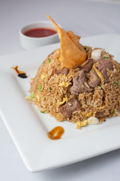 Zdjęcie arroz chaufa z krewetkami, wieprzowiną i kurczakiem pod różnymi kątami