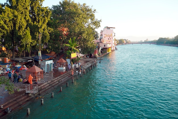 Arti w pobliżu rzeki Ganga, tłum rzeki Ganga Haridwar