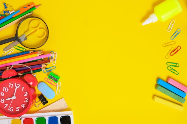 Artykuły szkolne i papiernicze żółte tłoPrzygotowywanie dziecka do szkoły