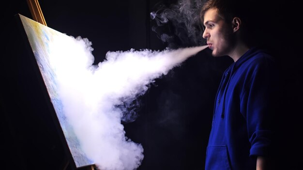 Artysta Kopista Maluje Pejzaż Morski Ze Statkiem Na Oceanie Vaper Dym Vape E-papieros Rzemieślnik Dekorator Rysuje Jako żagiel łodzi Na Błękitnym Morzu Z Akrylowym Kolorem Oleju Narysuj Palec Pędzel Paleta Noży Wewnątrz