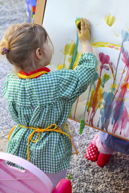 Artysta małej dziewczynki dzieci maluje abstrakcjonistycznego obrazek