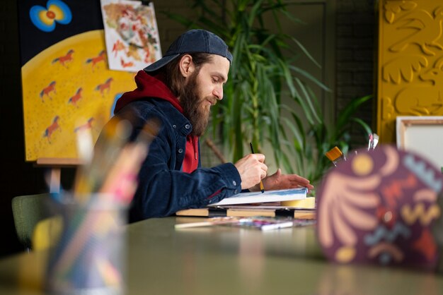 Zdjęcie artysta malujący akwarelą w studio