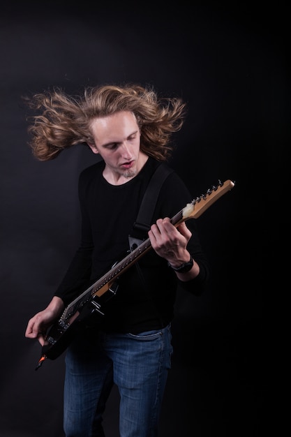 Zdjęcie artysta rockowy grający na gitarze