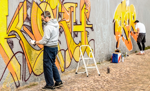 Artysta Ulicy Miejskiej Malujący Kolorowe Graffiti