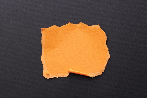 Artystyczny kolaż kawałków rozdartego papieru z rozdartymi krawędziami Kolekcja przylepnych notatek pomarańczowo-czarnych kolorów kawałki stron notatnika Abstrakcyjne tło