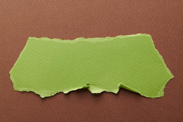 Artystyczny kolaż kawałków rozdartego papieru z rozdartymi krawędziami Kolekcja przylepnych notatek zielono-brązowe kolory kawałki stron notebooka Abstrakcyjne tło