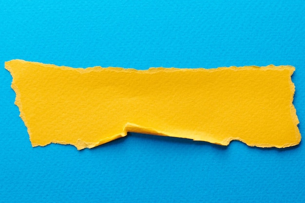 Artystyczny kolaż kawałków rozdartego papieru z rozdartymi krawędziami Kolekcja przylepnych notatek żółto-niebieskich kolorów kawałki stron notatnika Abstraktyczne tło