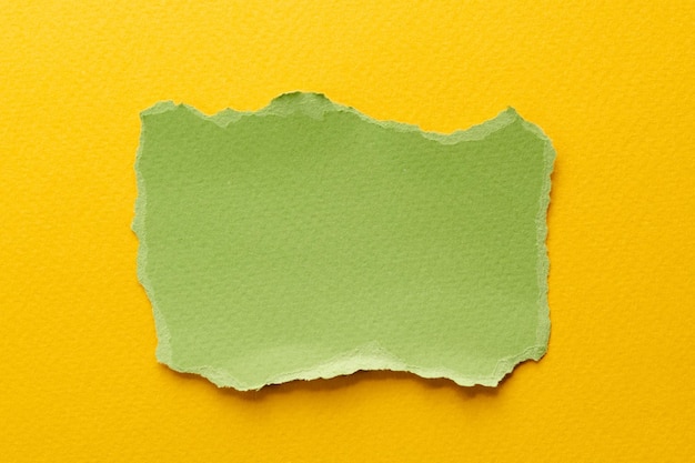 Artystyczny kolaż kawałków rozdartego papieru z rozdartymi krawędziami Kolekcja przylepnych notatek żółto-zielone kolory kawałki stron notatnika Abstraktyczne tło