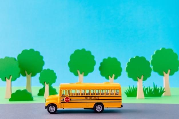 Artystyczny Projekt Obrazu Przedstawiający Jazdę Autobusem Szkolnym Eko Droga