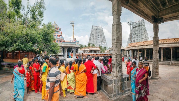 Arunachala, Tiruvannamalai, Tamil Nadu w Indiach, 30 stycznia 2018: Hinduscy pielgrzymi w świątyni Annamalaiyar czekają w kolejce do odwiedzenia świętego miejsca.