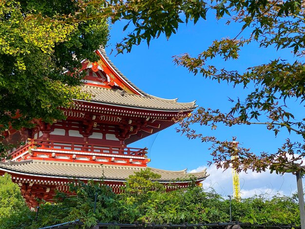 Zdjęcie asakusa japonia 20 października 2023 wiele osób odwiedza świątynię senso ji