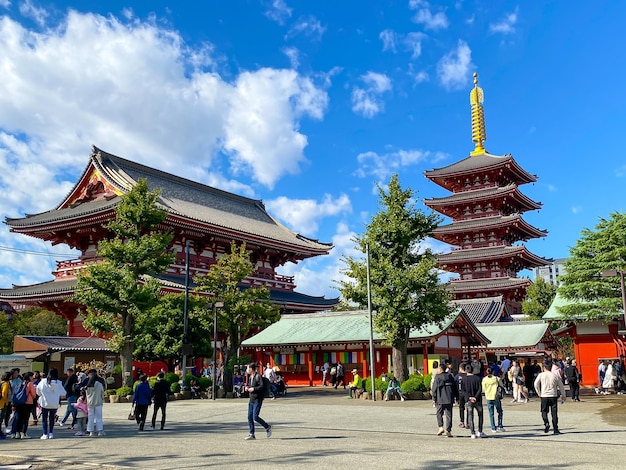 Zdjęcie asakusa japonia 20 października 2023 wiele osób odwiedza świątynię senso ji