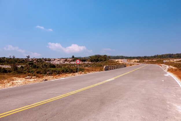 Asfaltowa autostrada na pustyni