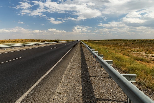 Zdjęcie asfaltowa droga na stepie kazachstanu