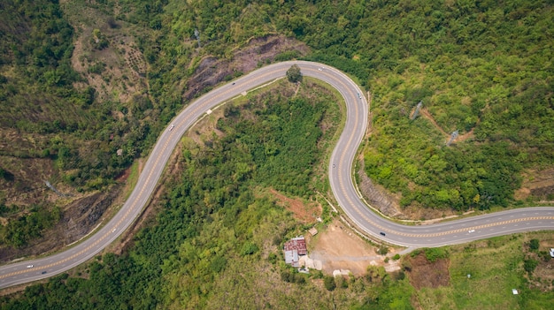 Asfaltowa Droga Na Wzgórzu W Phetchabun Prowinci, Tajlandia. Widok Z Lotu Ptaka Od Latającego Trutnia.