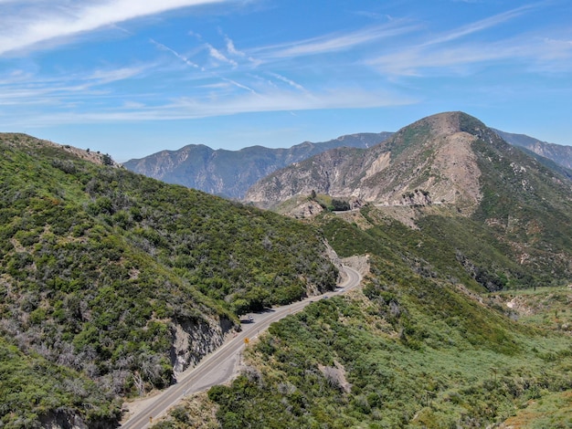 Asfaltowa droga skręca przez góry Angeles National Forests Kalifornia USA