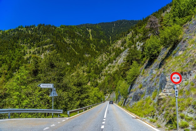 Asfaltowa droga w Alpach Moerel Filet Oestlich Raron Wallis Valais Szwajcaria