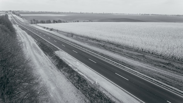 Asfaltowa droga wzdłuż drogi polnej widziana z powietrza Widok z lotu ptaka Krajobraz Fotografia drona