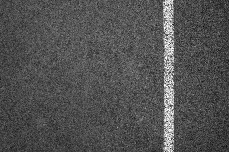 Asfaltowa droga z ocechowanie linii bielem paskuje tekstury tło.