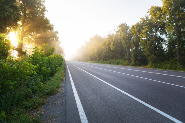 Asfaltowe autostrady i góry pod niebieskim niebem