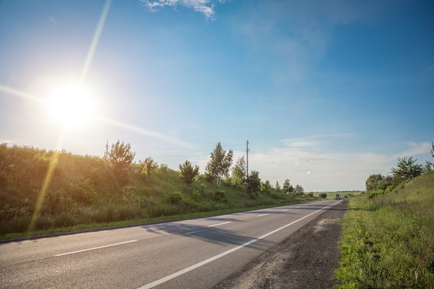 Asfaltowe Autostrady I Góry Pod Niebieskim Niebem