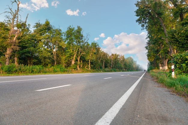 Asfaltowe Autostrady I Góry Pod Niebieskim Niebem