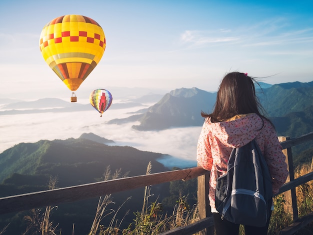 Asia Dziewczyna Patrząc Balon Na Poranek Górski