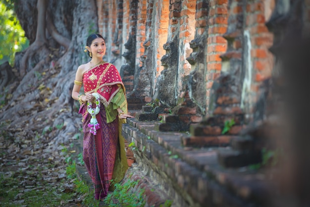Asia kobieta w Tajlandzkim smokingowym tradycyjnym Noppamas królowej konkursie w Loy Kratong