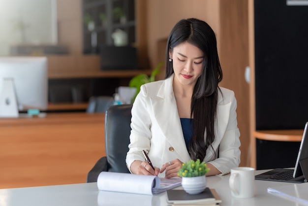 Asian Businesswoman Pracy Badania Dokumentów W Biurze.