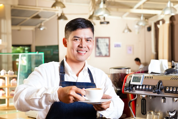 Asian Coffeeshop - Barista Prezentuje Kawę