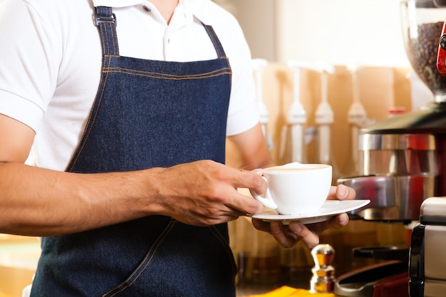 Asian Coffeeshop - barista prezentuje kawę