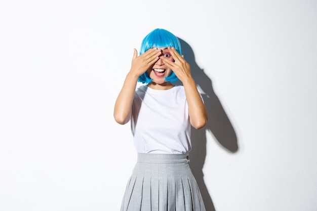 Asian dziewczyna ubrana w niebieską krótką perukę