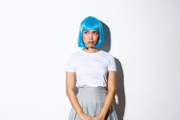 Asian dziewczyna ubrana w niebieską krótką perukę