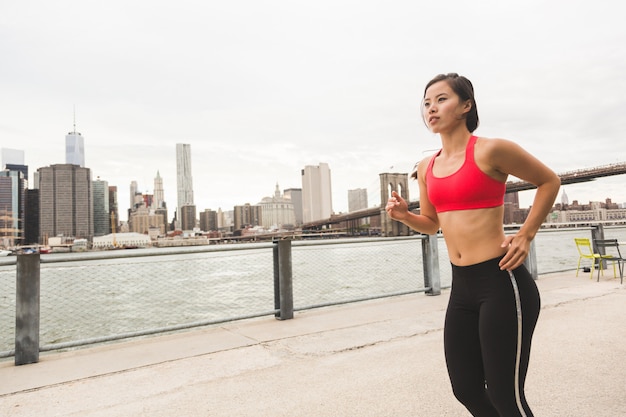 Asian Girl Jogging w Nowym Jorku