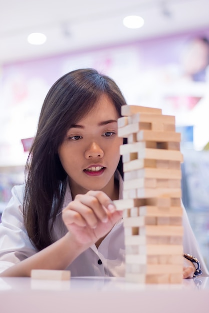 Asian Lady Zagraj W Grę Jenga