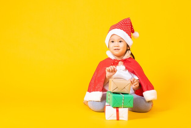 Asian little cute girl uśmiech w czerwonym kapeluszu Santa Claus koncepcja wakacje Boże Narodzenie Xmas day