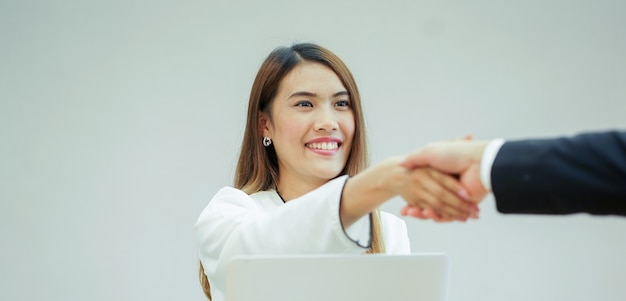 asian manager woman hand shake z absolwentem osoba po rozmowie kwalifikacyjnej