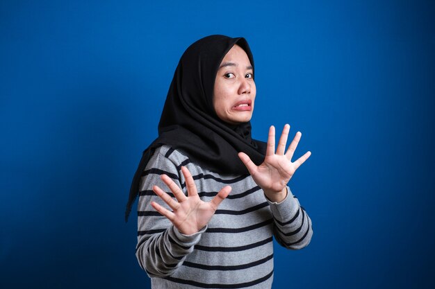 Asian Muzułmańska Studentka Dziewczyna Co Gest Stop, Na Niebieskim Tle. Przestań Ją Zastraszać