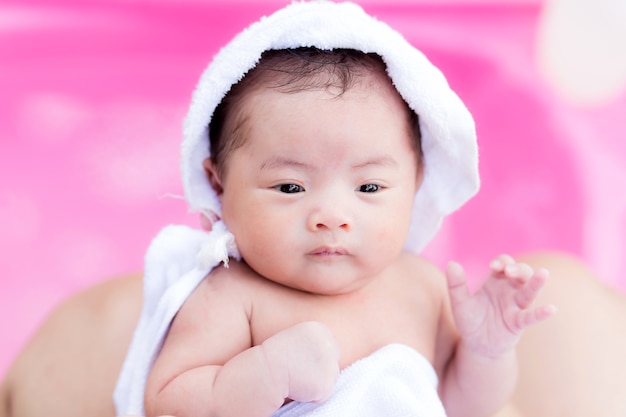 Asian noworodka w ramię matki po kąpieli